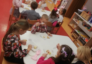 dzieci jedzą torcik